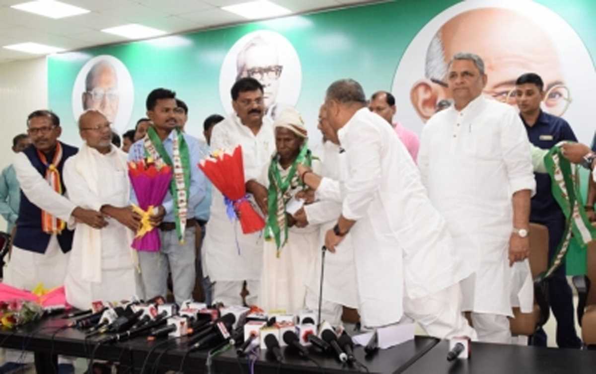 नीतीश ने मांझी की नाव रोकने का ढूंढा उपाय, माउंटेन मैन दशरथ मांझी के पुत्र, दामाद जदयू में शामिल